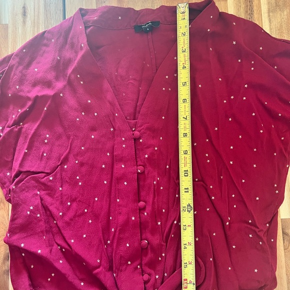 Like New Rails Red Sloane Cropped Tie Front Blouse In Rouge Gradient Stars Small - Picture 4 of 5